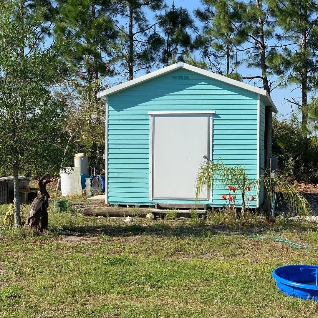 Shed after painting - turquoise finish angle